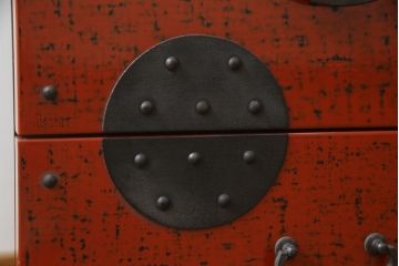中古　希少デザイン　内部桐材　伝統的な根來塗り(ねごろぬり)が施されたモダンなデザインの金具付き和箪笥(根来塗り、桐箪笥、桐たんす、整理箪笥、衣装箪笥、引き出し、チェスト)(R-075449)