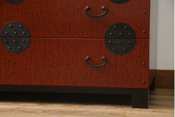中古　希少デザイン　内部桐材　伝統的な根來塗り(ねごろぬり)が施されたモダンなデザインの金具付き和箪笥(根来塗り、桐箪笥、桐たんす、整理箪笥、衣装箪笥、引き出し、チェスト)(R-075449)