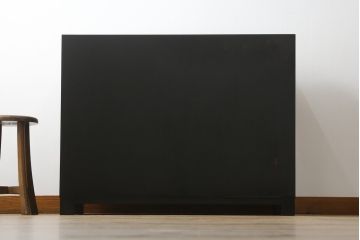 中古　希少デザイン　内部桐材　伝統的な根來塗り(ねごろぬり)が施されたモダンなデザインの金具付き和箪笥(根来塗り、桐箪笥、桐たんす、整理箪笥、衣装箪笥、引き出し、チェスト)(R-075449)