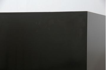 中古　希少デザイン　内部桐材　伝統的な根來塗り(ねごろぬり)が施されたモダンなデザインの金具付き和箪笥(根来塗り、桐箪笥、桐たんす、整理箪笥、衣装箪笥、引き出し、チェスト)(R-075449)
