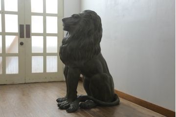 ビンテージ雑貨　ブロンズ　置いてあるだけで存在感がある!堂々とした雰囲気の大きなライオン像(置物、オブジェ、店舗什器、ブロンズ像、獅子、ディスプレイ、ヴィンテージ)(R-075451)