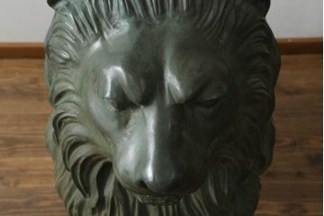 ビンテージ雑貨　ブロンズ　置いてあるだけで存在感がある!堂々とした雰囲気の大きなライオン像(置物、オブジェ、店舗什器、ブロンズ像、獅子、ディスプレイ、ヴィンテージ)(R-075451)