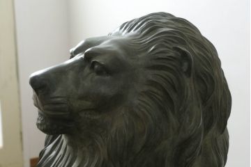 ビンテージ雑貨　ブロンズ　置いてあるだけで存在感がある!堂々とした雰囲気の大きなライオン像(置物、オブジェ、店舗什器、ブロンズ像、獅子、ディスプレイ、ヴィンテージ)(R-075451)