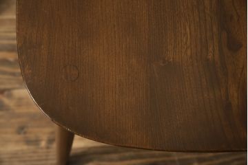中古　美品!!　ERCOL(アーコール)　透かし彫りの意匠が美しいスワンバックチェア(ダイニングチェア、板座チェア、イス、椅子、英国、北欧)(R-075452)