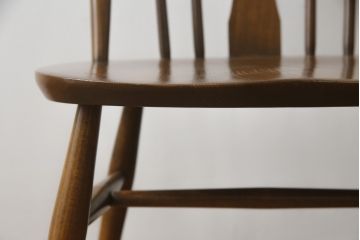 中古　美品!!　ERCOL(アーコール)　透かし彫りの意匠が美しいスワンバックチェア(ダイニングチェア、板座チェア、イス、椅子、英国、北欧)(R-075452)