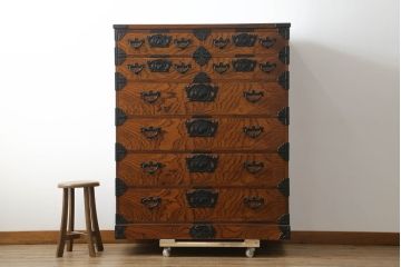 中古　美品　岩谷堂箪笥　動きのある杢目と存在感のある金具が魅力的な衣装箪笥(収納タンス、和箪笥、整理箪笥、引き出し)(R-075455)