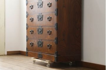中古　美品　岩谷堂箪笥　動きのある杢目と存在感のある金具が魅力的な衣装箪笥(収納タンス、和箪笥、整理箪笥、引き出し)(R-075455)