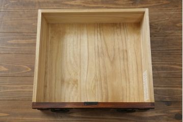 中古　美品　岩谷堂箪笥　動きのある杢目と存在感のある金具が魅力的な衣装箪笥(収納タンス、和箪笥、整理箪笥、引き出し)(R-075455)