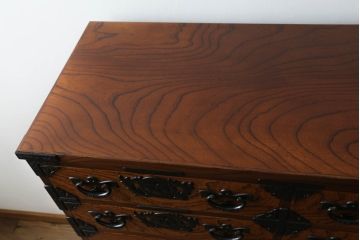 中古　美品　岩谷堂箪笥　動きのある杢目と存在感のある金具が魅力的な衣装箪笥(収納タンス、和箪笥、整理箪笥、引き出し)(R-075455)