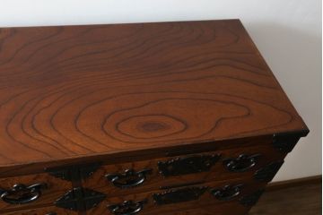 中古　美品　岩谷堂箪笥　動きのある杢目と存在感のある金具が魅力的な衣装箪笥(収納タンス、和箪笥、整理箪笥、引き出し)(R-075455)
