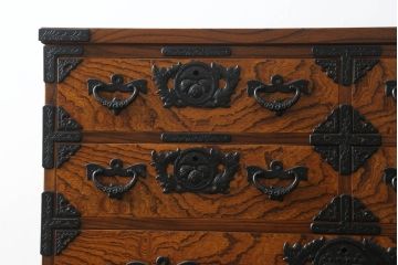 中古　美品　岩谷堂箪笥　動きのある杢目と存在感のある金具が魅力的な衣装箪笥(収納タンス、和箪笥、整理箪笥、引き出し)(R-075455)