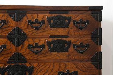 中古　美品　岩谷堂箪笥　動きのある杢目と存在感のある金具が魅力的な衣装箪笥(収納タンス、和箪笥、整理箪笥、引き出し)(R-075455)
