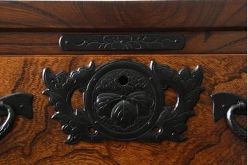 中古　美品　岩谷堂箪笥　動きのある杢目と存在感のある金具が魅力的な衣装箪笥(収納タンス、和箪笥、整理箪笥、引き出し)(R-075455)