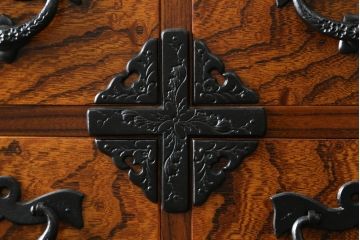 中古　美品　岩谷堂箪笥　動きのある杢目と存在感のある金具が魅力的な衣装箪笥(収納タンス、和箪笥、整理箪笥、引き出し)(R-075455)