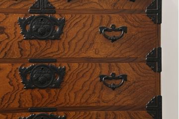中古　美品　岩谷堂箪笥　動きのある杢目と存在感のある金具が魅力的な衣装箪笥(収納タンス、和箪笥、整理箪笥、引き出し)(R-075455)