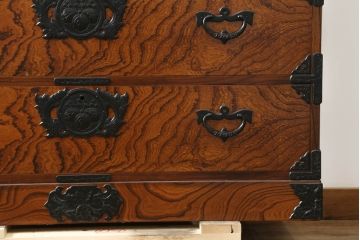 中古　美品　岩谷堂箪笥　動きのある杢目と存在感のある金具が魅力的な衣装箪笥(収納タンス、和箪笥、整理箪笥、引き出し)(R-075455)