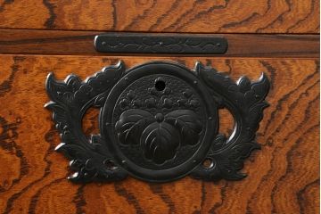 中古　美品　岩谷堂箪笥　動きのある杢目と存在感のある金具が魅力的な衣装箪笥(収納タンス、和箪笥、整理箪笥、引き出し)(R-075455)