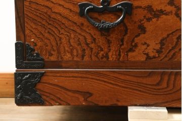 中古　美品　岩谷堂箪笥　動きのある杢目と存在感のある金具が魅力的な衣装箪笥(収納タンス、和箪笥、整理箪笥、引き出し)(R-075455)