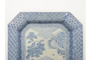 江戸期　染付　古伊万里　線描　麻の葉　花と山水図　約27cm　9寸　爽やかな印象を与える角皿(四方、八角、大皿、和皿、和食器、九寸)(R-075469)