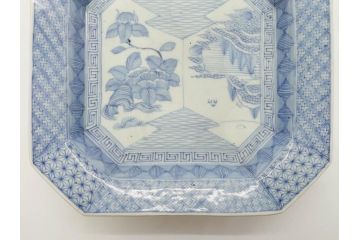 江戸期　染付　古伊万里　線描　麻の葉　花と山水図　約27cm　9寸　爽やかな印象を与える角皿(四方、八角、大皿、和皿、和食器、九寸)(R-075469)