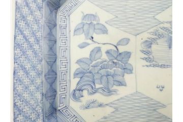 江戸期　染付　古伊万里　線描　麻の葉　花と山水図　約27cm　9寸　爽やかな印象を与える角皿(四方、八角、大皿、和皿、和食器、九寸)(R-075469)