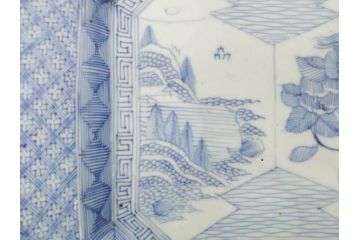 江戸期　染付　古伊万里　線描　麻の葉　花と山水図　約27cm　9寸　爽やかな印象を与える角皿(四方、八角、大皿、和皿、和食器、九寸)(R-075469)