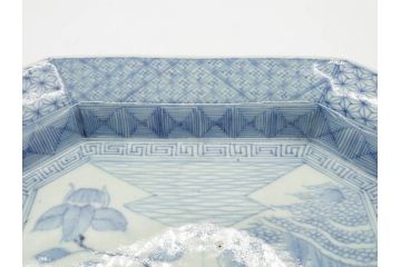 江戸期　染付　古伊万里　線描　麻の葉　花と山水図　約27cm　9寸　爽やかな印象を与える角皿(四方、八角、大皿、和皿、和食器、九寸)(R-075469)