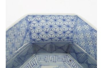 江戸期　染付　古伊万里　線描　麻の葉　花と山水図　約27cm　9寸　爽やかな印象を与える角皿(四方、八角、大皿、和皿、和食器、九寸)(R-075469)