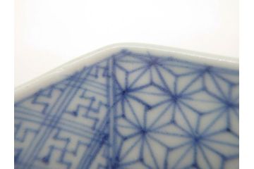 江戸期　染付　古伊万里　線描　麻の葉　花と山水図　約27cm　9寸　爽やかな印象を与える角皿(四方、八角、大皿、和皿、和食器、九寸)(R-075469)