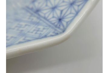 江戸期　染付　古伊万里　線描　麻の葉　花と山水図　約27cm　9寸　爽やかな印象を与える角皿(四方、八角、大皿、和皿、和食器、九寸)(R-075469)
