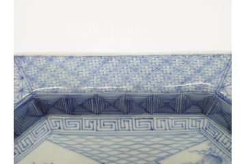 江戸期　染付　古伊万里　線描　麻の葉　花と山水図　約27cm　9寸　爽やかな印象を与える角皿(四方、八角、大皿、和皿、和食器、九寸)(R-075470)