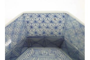江戸期　染付　古伊万里　線描　麻の葉　花と山水図　約27cm　9寸　爽やかな印象を与える角皿(四方、八角、大皿、和皿、和食器、九寸)(R-075470)