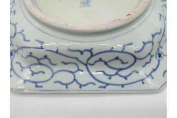 江戸期　染付　古伊万里　線描　麻の葉　花と山水図　約27cm　9寸　爽やかな印象を与える角皿(四方、八角、大皿、和皿、和食器、九寸)(R-075470)