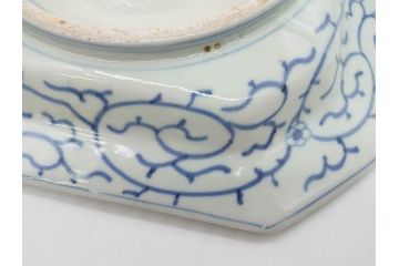 江戸期　染付　古伊万里　線描　麻の葉　花と山水図　約27cm　9寸　爽やかな印象を与える角皿(四方、八角、大皿、和皿、和食器、九寸)(R-075470)