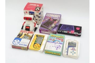 昭和レトロ　当時物　トミー　テクノボーイ　OMS-B(オムスビー)　ポピー　ドラえもん ドラヤキハウス　タカトクトイス　ヒステリック・ママ　ゲーム機など4点セット(箱付き、レッド、赤、TOMY、TECHNOBOY、スペースクルーザー、THE LOVELY HOME ROBOT、ロボット、DORAYAKI HOUSE、Hysteric MaMa)(R-075472)