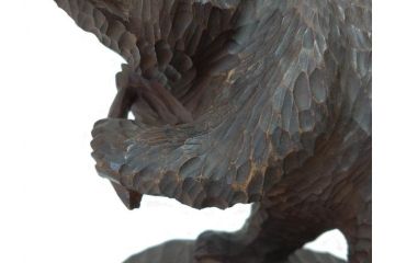 アイヌ　ガラス目　木彫りの熊(ディスプレイ、置物、くま、クマ、彫刻、魚、鮭、郷土玩具、民芸品)(R-075476)