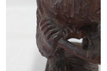 アイヌ　ガラス目　木彫りの熊(ディスプレイ、置物、くま、クマ、彫刻、魚、鮭、郷土玩具、民芸品)(R-075476)