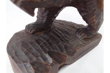 アイヌ　ガラス目　木彫りの熊(ディスプレイ、置物、くま、クマ、彫刻、魚、鮭、郷土玩具、民芸品)(R-075476)