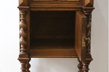 イギリスアンティーク　高級品!!　極めて上質　天板大理石　マホガニー材　カービングとツイストレッグが魅力的!!置くだけで絵になるサイドテーブル(エンドテーブル、ナイトテーブル、花台、飾り台、英国)(R-075487)