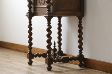 イギリスアンティーク　高級品!!　極めて上質　天板大理石　マホガニー材　カービングとツイストレッグが魅力的!!置くだけで絵になるサイドテーブル(エンドテーブル、ナイトテーブル、花台、飾り台、英国)(R-075487)