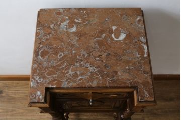 イギリスアンティーク　高級品!!　極めて上質　天板大理石　マホガニー材　カービングとツイストレッグが魅力的!!置くだけで絵になるサイドテーブル(エンドテーブル、ナイトテーブル、花台、飾り台、英国)(R-075487)