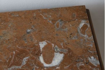 イギリスアンティーク　高級品!!　極めて上質　天板大理石　マホガニー材　カービングとツイストレッグが魅力的!!置くだけで絵になるサイドテーブル(エンドテーブル、ナイトテーブル、花台、飾り台、英国)(R-075487)
