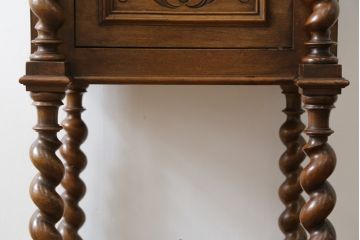 イギリスアンティーク　高級品!!　極めて上質　天板大理石　マホガニー材　カービングとツイストレッグが魅力的!!置くだけで絵になるサイドテーブル(エンドテーブル、ナイトテーブル、花台、飾り台、英国)(R-075487)
