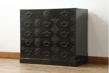 和製ビンテージ　希少デザイン!!　手打ち金具　艶やかな黒漆塗りが美しい小振りな岩谷堂箪笥(衣装タンス、収納箪笥、引き出し、チェスト、ヴィンテージ)(R-075489)