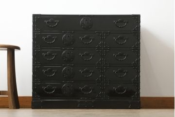 和製ビンテージ　希少デザイン!!　手打ち金具　艶やかな黒漆塗りが美しい小振りな岩谷堂箪笥(衣装タンス、収納箪笥、引き出し、チェスト、ヴィンテージ)(R-075489)