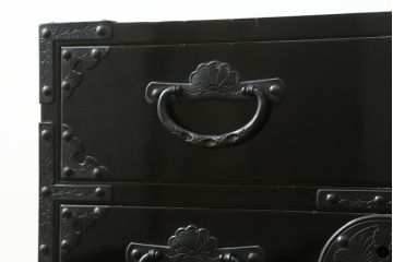 和製ビンテージ　希少デザイン!!　手打ち金具　艶やかな黒漆塗りが美しい小振りな岩谷堂箪笥(衣装タンス、収納箪笥、引き出し、チェスト、ヴィンテージ)(R-075489)
