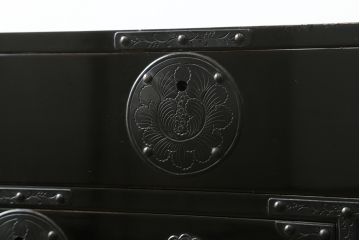 和製ビンテージ　希少デザイン!!　手打ち金具　艶やかな黒漆塗りが美しい小振りな岩谷堂箪笥(衣装タンス、収納箪笥、引き出し、チェスト、ヴィンテージ)(R-075489)