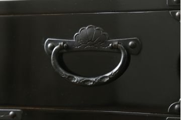 和製ビンテージ　希少デザイン!!　手打ち金具　艶やかな黒漆塗りが美しい小振りな岩谷堂箪笥(衣装タンス、収納箪笥、引き出し、チェスト、ヴィンテージ)(R-075489)
