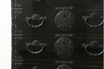 和製ビンテージ　希少デザイン!!　手打ち金具　艶やかな黒漆塗りが美しい小振りな岩谷堂箪笥(衣装タンス、収納箪笥、引き出し、チェスト、ヴィンテージ)(R-075489)