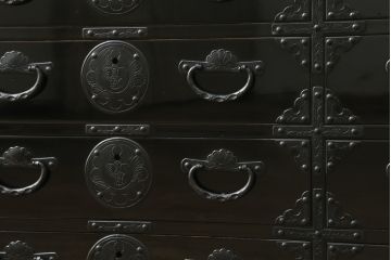 和製ビンテージ　希少デザイン!!　手打ち金具　艶やかな黒漆塗りが美しい小振りな岩谷堂箪笥(衣装タンス、収納箪笥、引き出し、チェスト、ヴィンテージ)(R-075489)